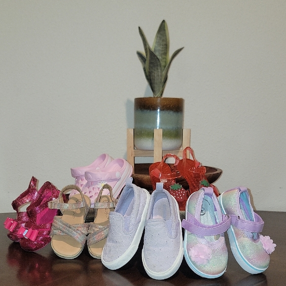 LOT Crocs, Old Navy, Cat And Jack, Toddler Girls Sandals and Shoes Sz 5,6,7 - Picture 1 of 9